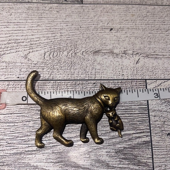 Signed Brass Tone JJ Cat with dangle Kitty brooch pin - Picture 2 of 6